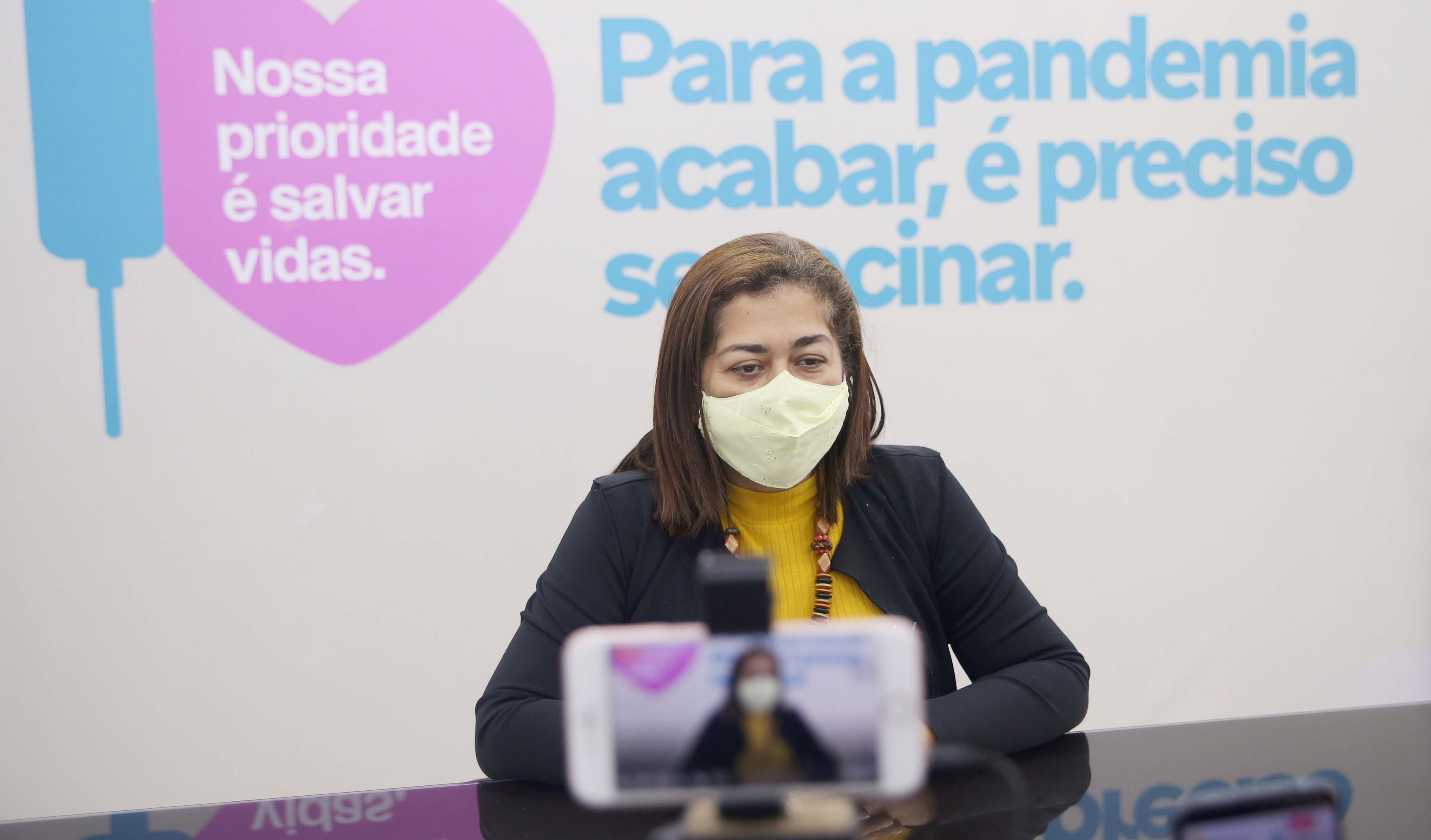 A coordenadora das Regionais em Saúde da Prefeitura de Fortaleza, Fabiana Sales, fala para as câmeras